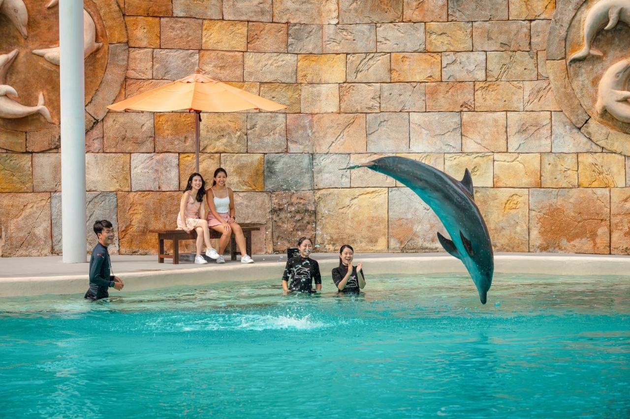 Resorts World Sentosa - Hotel Singapura Exterior foto Dolphin show at Ocean Park