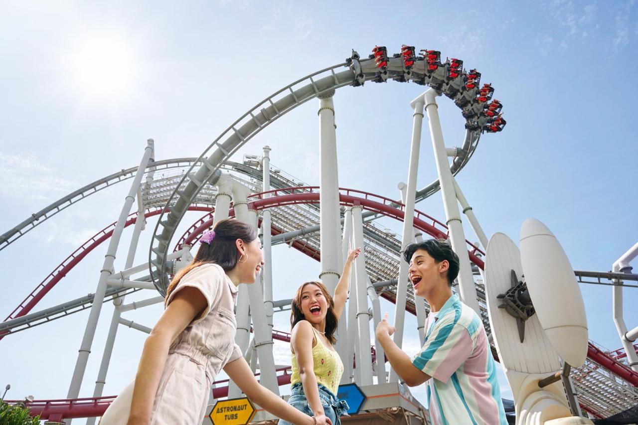 Resorts World Sentosa - Hotel Singapura Exterior foto Visitors at the Dragon roller coaster