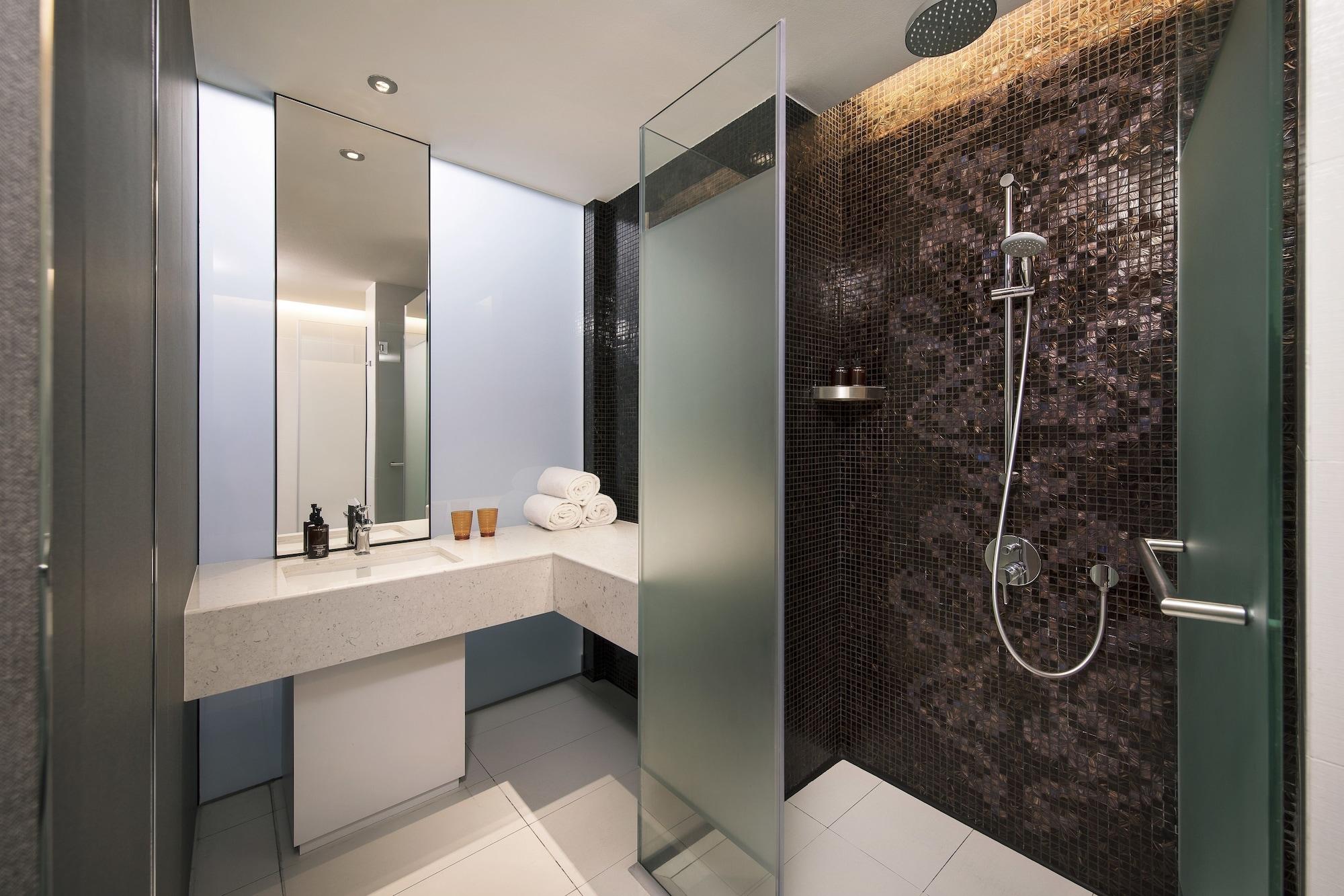 Resorts World Sentosa - Hotel Singapura Exterior foto A shower with a sliding door