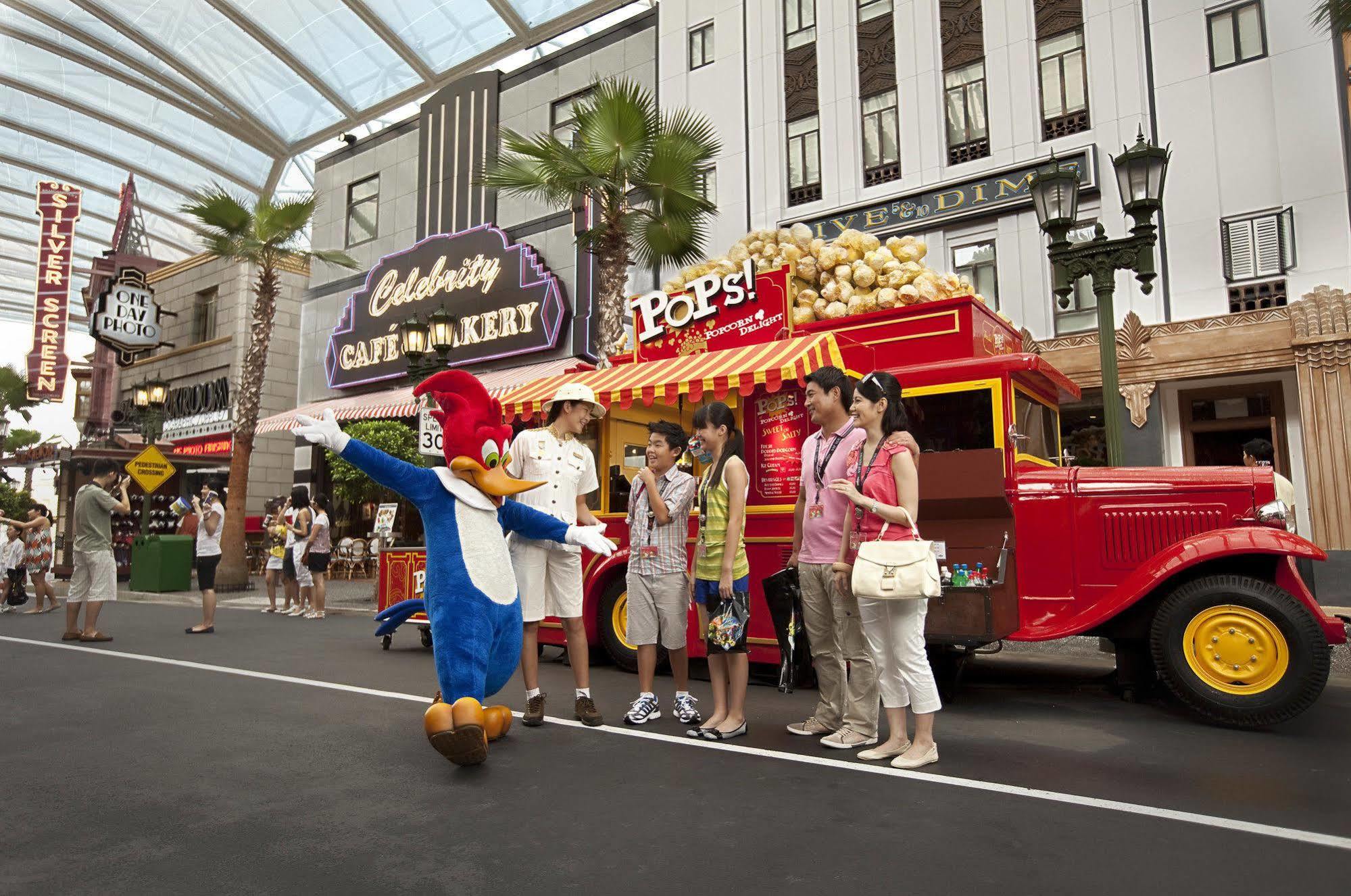 Resorts World Sentosa - Hotel Singapura Exterior foto The POPS truck at Universal Studios Singapore